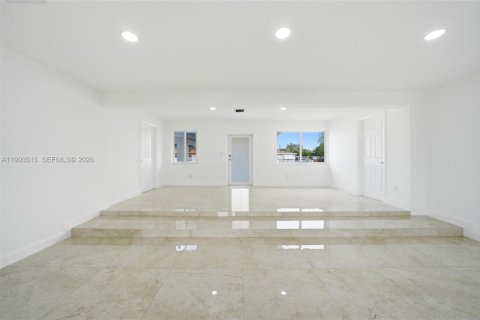 House in Miami Gardens, Florida 4 bedrooms, 173.82 sq.m. № 2062501 - photo 3