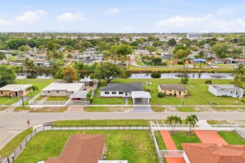 House in Miami Gardens, Florida 4 bedrooms, 173.82 sq.m. № 2062501 - photo 27