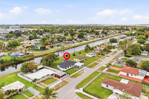 House in Miami Gardens, Florida 4 bedrooms, 173.82 sq.m. № 2062501 - photo 28