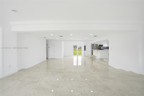 House in Miami Gardens, Florida 4 bedrooms, 173.82 sq.m. № 2062501 - photo 5