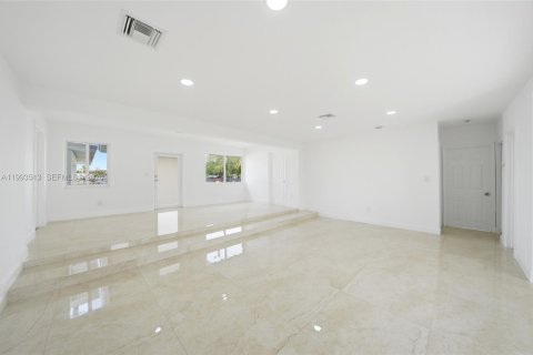 House in Miami Gardens, Florida 4 bedrooms, 173.82 sq.m. № 2062501 - photo 4