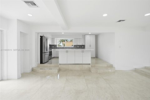 House in Miami Gardens, Florida 4 bedrooms, 173.82 sq.m. № 2062501 - photo 8