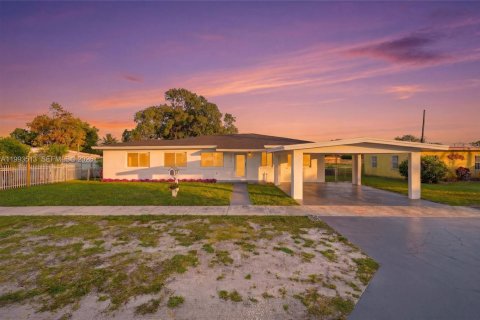 Дом в Майами-Гарденс, Флорида 4 спальни, 173.82м2 № 2062501