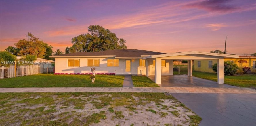 House in Miami Gardens, Florida 4 bedrooms, 173.82 sq.m. № 2062501