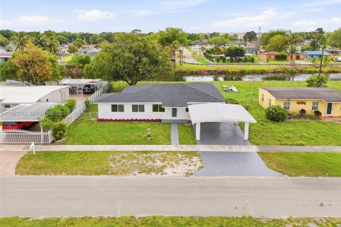 House in Miami Gardens, Florida 4 bedrooms, 173.82 sq.m. № 2062501 - photo 2