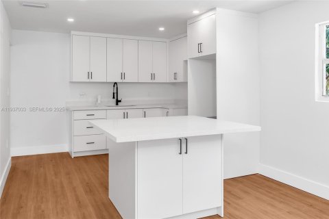 House in Opa-locka, Florida 4 bedrooms, 115.94 sq.m. № 1994896 - photo 12