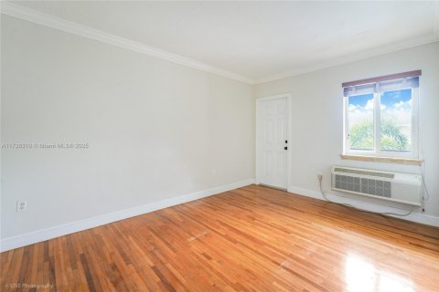 Propiedad comercial en venta en Coral Gables, Florida № 1985066 - foto 20