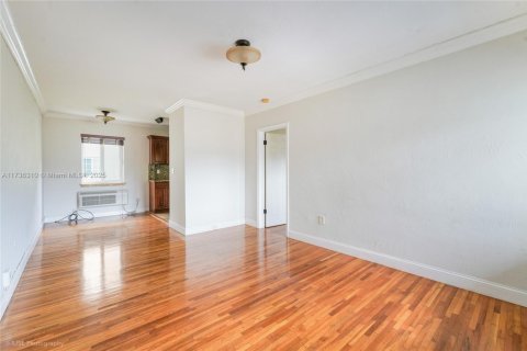 Propiedad comercial en venta en Coral Gables, Florida № 1985066 - foto 16