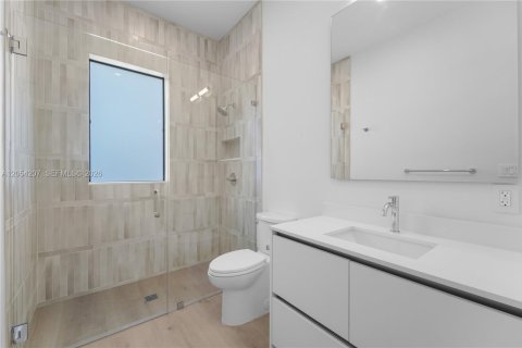 Adosado en venta en Miami, Florida, 4 dormitorios, 270.25 m2 № 2185719 - foto 19