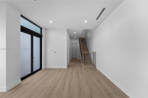 Adosado en venta en Miami, Florida, 4 dormitorios, 270.25 m2 № 2185719 - foto 13
