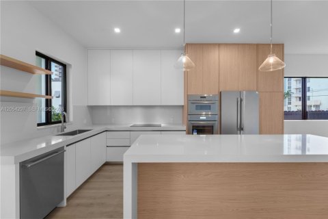 Adosado en venta en Miami, Florida, 4 dormitorios, 270.25 m2 № 2185719 - foto 11