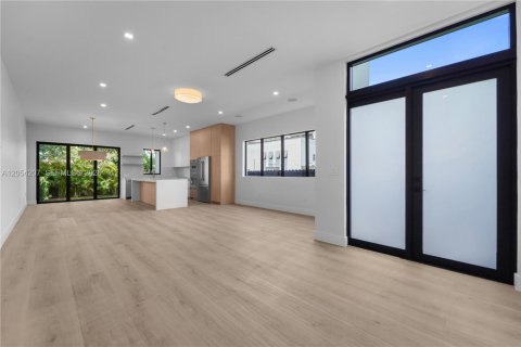 Adosado en venta en Miami, Florida, 4 dormitorios, 270.25 m2 № 2185719 - foto 3