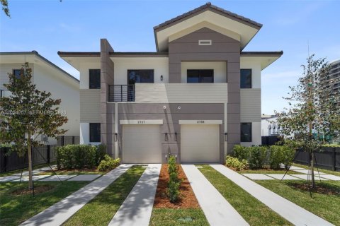 Adosado en Miami, Florida 4 dormitorios, 270.25 m2 № 2185719