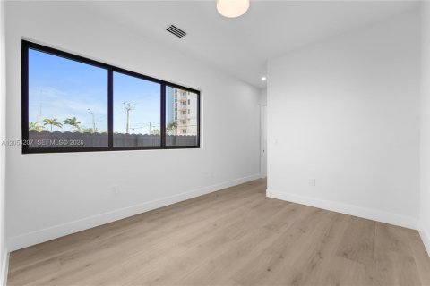 Adosado en venta en Miami, Florida, 4 dormitorios, 270.25 m2 № 2185719 - foto 16
