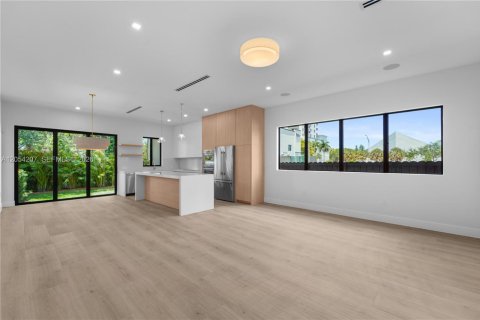 Adosado en venta en Miami, Florida, 4 dormitorios, 270.25 m2 № 2185719 - foto 6
