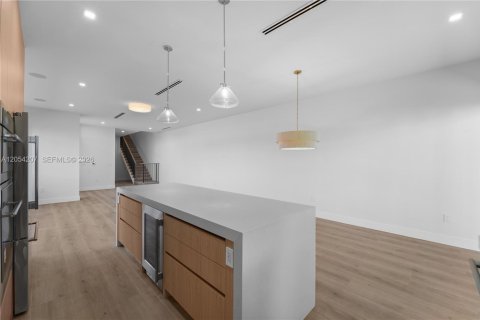 Adosado en venta en Miami, Florida, 4 dormitorios, 270.25 m2 № 2185719 - foto 12