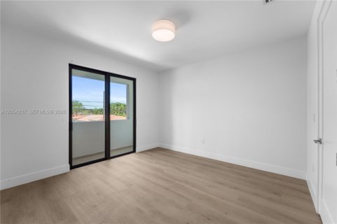 Adosado en venta en Miami, Florida, 4 dormitorios, 270.25 m2 № 2185719 - foto 24