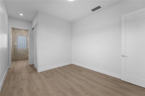 Adosado en venta en Miami, Florida, 4 dormitorios, 270.25 m2 № 2185719 - foto 17