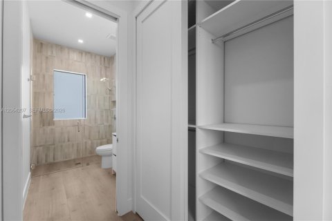 Adosado en venta en Miami, Florida, 4 dormitorios, 270.25 m2 № 2185719 - foto 18