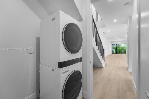 Adosado en venta en Miami, Florida, 4 dormitorios, 270.25 m2 № 2185719 - foto 20
