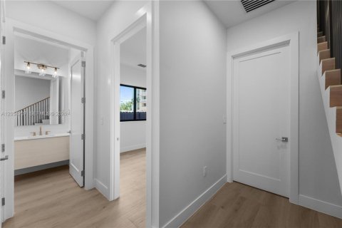 Adosado en venta en Miami, Florida, 4 dormitorios, 270.25 m2 № 2185719 - foto 14