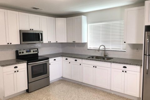Villa ou maison à louer à Biscayne Park, Floride: 2 chambres, 210.24 m2 № 2269831 - photo 2