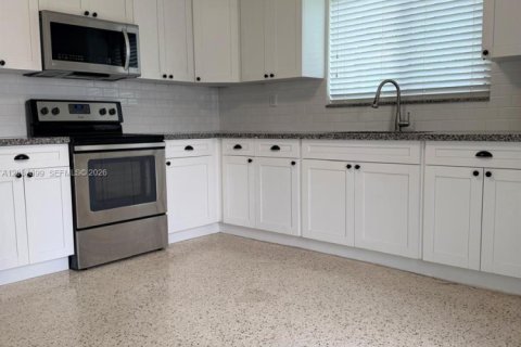 Villa ou maison à louer à Biscayne Park, Floride: 2 chambres, 210.24 m2 № 2269831 - photo 10