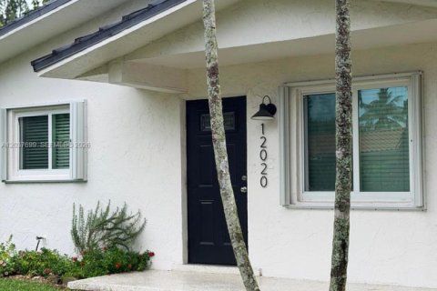 Villa ou maison à louer à Biscayne Park, Floride: 2 chambres, 210.24 m2 № 2269831 - photo 3