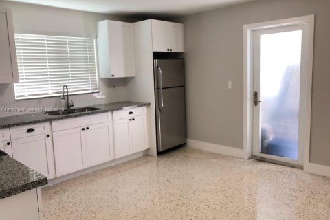 Villa ou maison à louer à Biscayne Park, Floride: 2 chambres, 210.24 m2 № 2269831 - photo 4