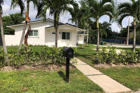 Villa ou maison à louer à Biscayne Park, Floride: 2 chambres, 210.24 m2 № 2269831 - photo 5
