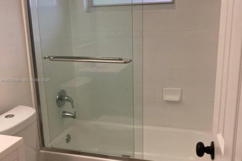 Villa ou maison à louer à Biscayne Park, Floride: 2 chambres, 210.24 m2 № 2269831 - photo 11