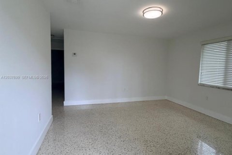 Villa ou maison à louer à Biscayne Park, Floride: 2 chambres, 210.24 m2 № 2269831 - photo 6
