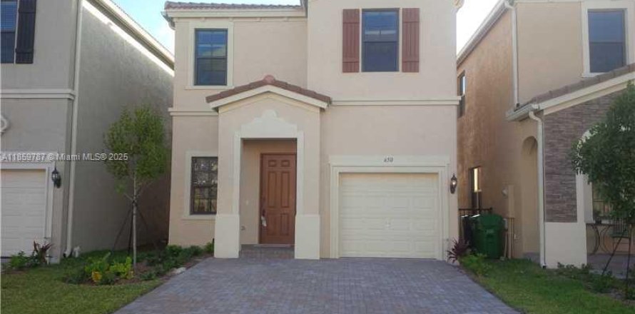 House in Miami, Florida 4 bedrooms, 195.56 sq.m. № 1888164