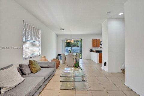 House in Miami, Florida 4 bedrooms, 195.56 sq.m. № 1888164 - photo 20