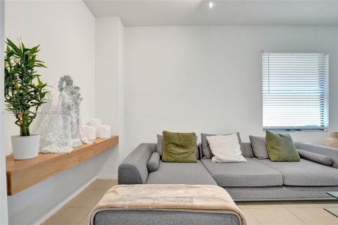 House in Miami, Florida 4 bedrooms, 195.56 sq.m. № 1888164 - photo 14