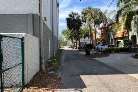 Commercial property in Tampa, Florida № 1669861 - photo 5