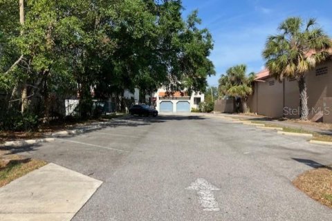 Commercial property in Tampa, Florida № 1669861 - photo 1