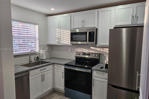 Touwnhouse à louer à Hialeah, Floride: 3 chambres, 91.04 m2 № 1995380 - photo 2