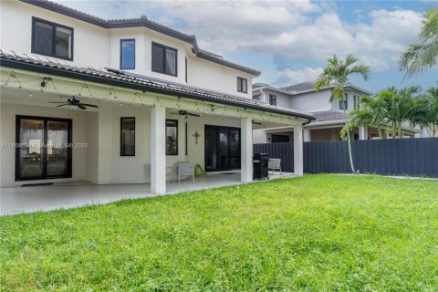 House in Miami, Florida 3 bedrooms, 192.49 sq.m. № 1887530 - photo 17