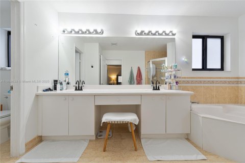 House in Miami, Florida 3 bedrooms, 192.49 sq.m. № 1887530 - photo 10