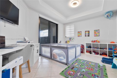 House in Miami, Florida 3 bedrooms, 192.49 sq.m. № 1887530 - photo 6