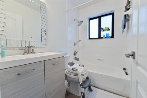 House in Miami, Florida 3 bedrooms, 192.49 sq.m. № 1887530 - photo 15