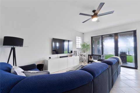 House in Miami, Florida 3 bedrooms, 192.49 sq.m. № 1887530 - photo 7