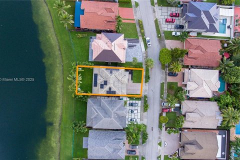 House in Miami, Florida 3 bedrooms, 192.49 sq.m. № 1887530 - photo 1