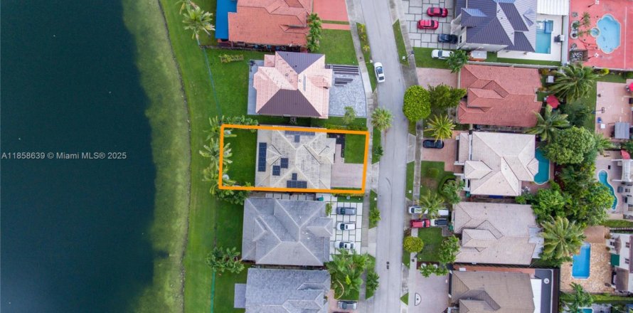 House in Miami, Florida 3 bedrooms, 192.49 sq.m. № 1887530