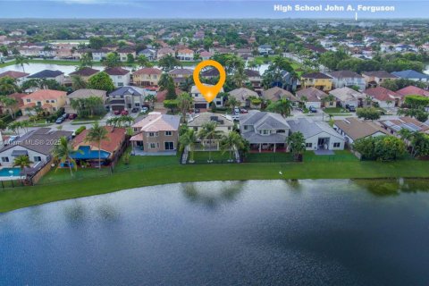 House in Miami, Florida 3 bedrooms, 192.49 sq.m. № 1887530 - photo 2