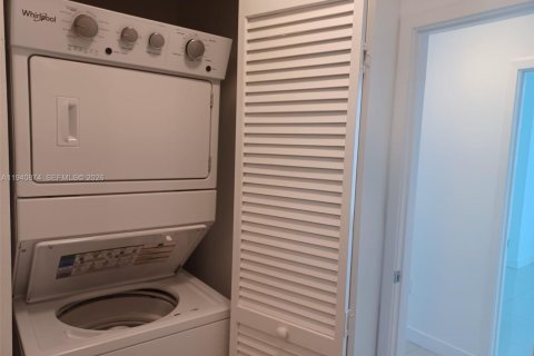 Condominio en alquiler en Miami, Florida, 2 dormitorios, 99.96 m2 № 1998037 - foto 11