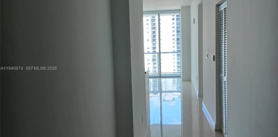 Condominio en Miami, Florida, 2 dormitorios  № 1998037