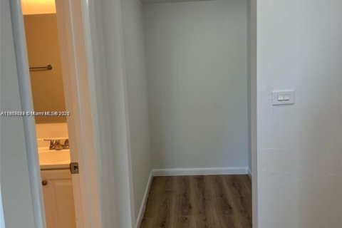 Condo in Miami, Florida, 2 bedrooms  № 1887954 - photo 6
