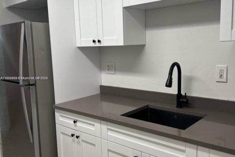 Condo in Miami, Florida, 2 bedrooms  № 1887954 - photo 1